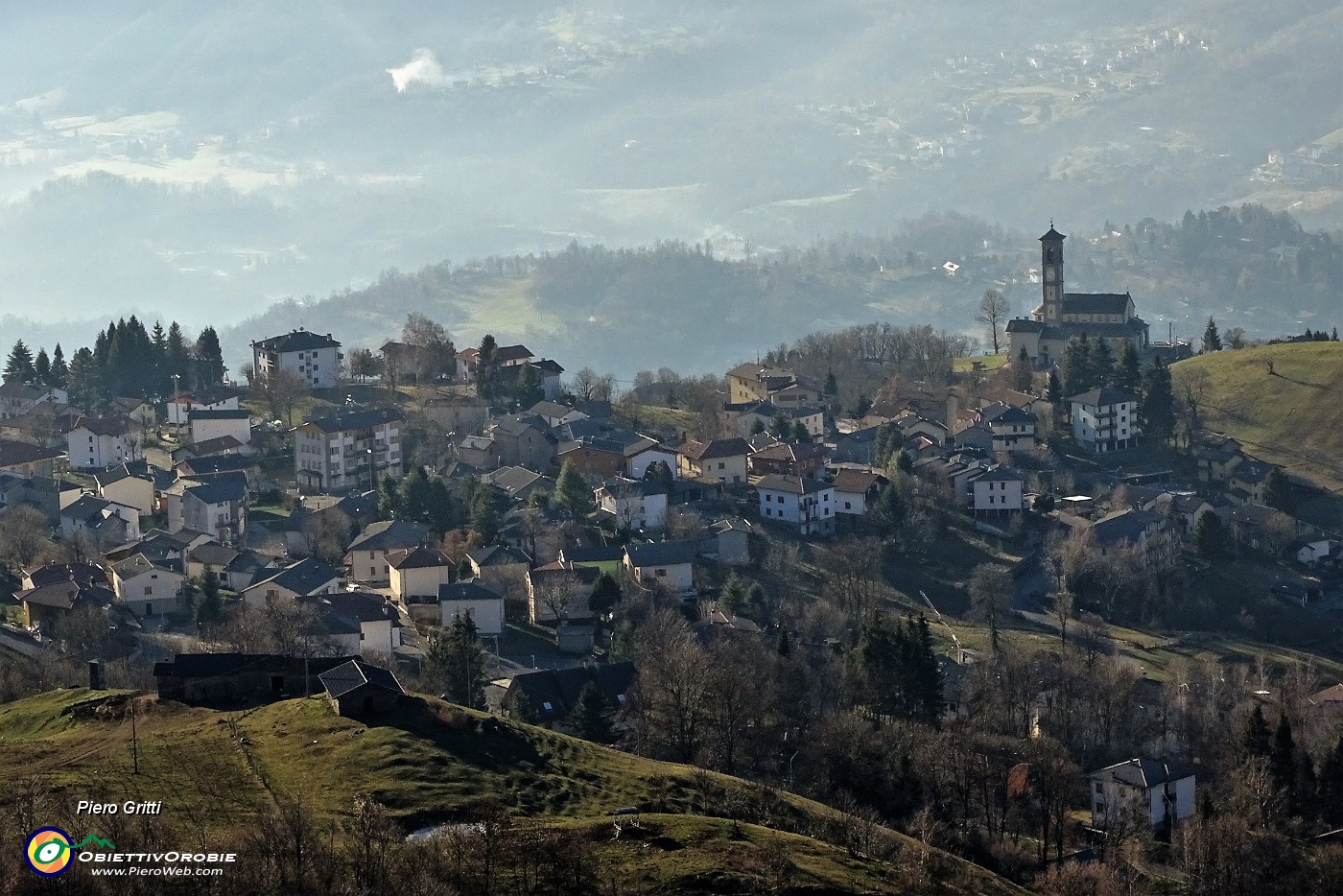 21 Da un cocuzzolo panoramico vista  su Fuipiano Valle Imagna.JPG